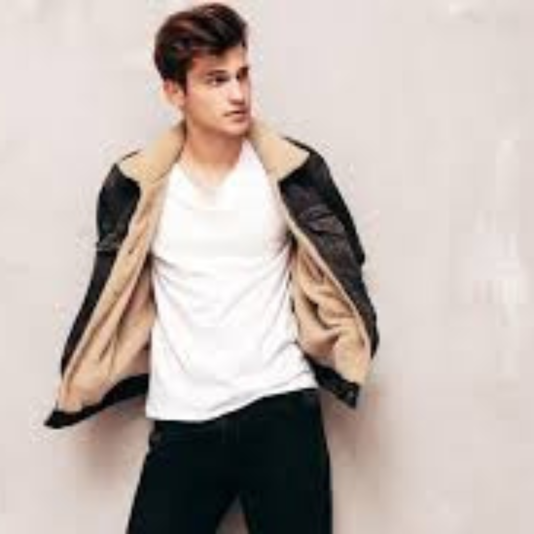 Red White Minimalist Shoes Sale Promotion Instagram Post (4)